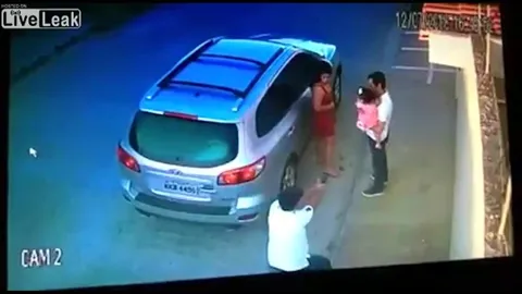 Khoảnh khắc ông bố ôm con gái lần cuối trước khi bị sát hại giữa phố