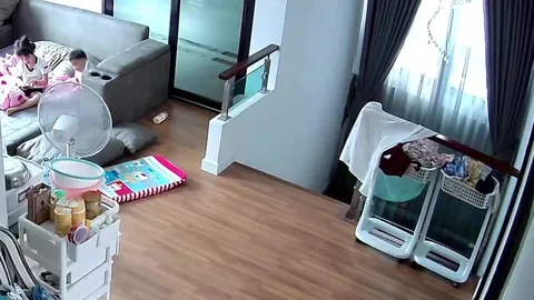 Thấy em trai bò về phía cầu thang, chị gái có màn xử lý cực thông minh