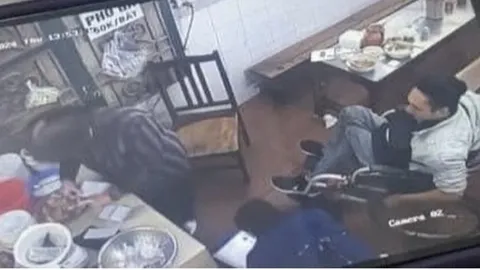 Quán phở gà Hà Nội trích xuất camera sau khi bị tố 'đuổi khách ngồi xe lăn'