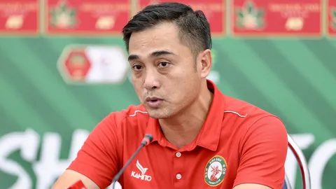 HLV Nguyễn Đức Thắng: 'Tôi chẳng đánh giá đâu, chán rồi, tôi không muốn nói nữa, xin hết'