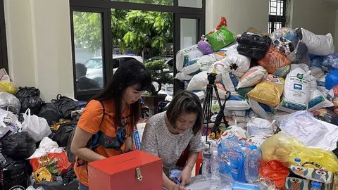 Người dân chung tay hỗ trợ các nạn nhân vụ cháy chung cư mini ở Hà Nội