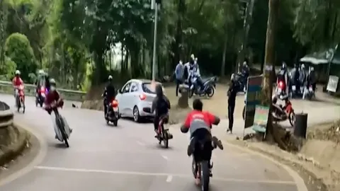 Nam thanh niên nằm trên yên xe máy điện đổ đèo Ba Vì - Đơn vị nào có trách nhiệm xử lý?