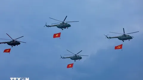 Video: Dàn máy bay trực thăng mang cờ Tổ quốc trình diễn trên bầu trời Điện Biên