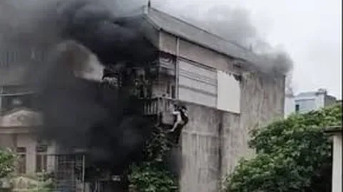 Khoảnh khắc người hùng leo chuồng cọp cứu người trong đám cháy tại Hà Đông sáng nay