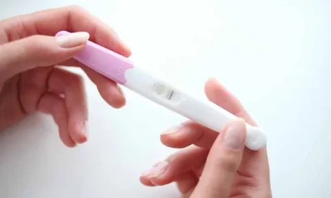 Thử thai 1 vạch nhưng có máu báo: Dấu hiệu mang thai hay cảnh báo bất thường?