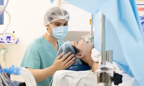 Á hậu Chế Nguyễn Quỳnh Châu đón con trai đầu lòng