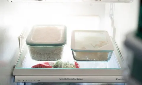 Cơm nguội không ăn hết nên để ngăn đá hay ngăn mát tủ lạnh? Thì ra nhiều người đang làm sai