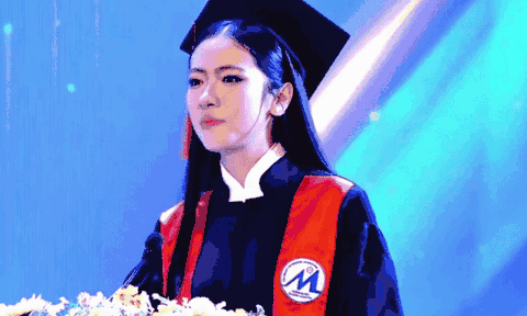 Danh tính cô gái hát ở lễ tốt nghiệp viral khắp mạng xã hội