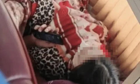 Xôn xao clip ghi cảnh cô gái nằm trên xe khách ngủ mê man bị gã đàn ông đưa tay vào trong áo sờ soạng