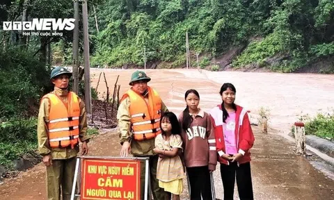 Mưa lớn, nhiều nơi ở miền Trung bị chia cắt, người dân di dời trong đêm