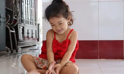 Ngạc nhiên bé gái 2 tuổi tự biết đọc chữ, đếm số cả tiếng Việt lẫn tiếng Anh