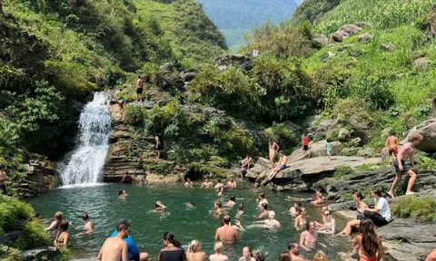Khách Tây đổ xô tới tắm thác ở Hà Giang