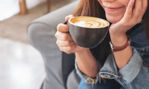 Tại sao nên tránh uống cà phê khi đói?
