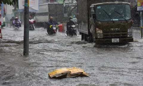 Đường ở TP.HCM ngập sâu trong mưa lớn, nhiều người ngã nhào