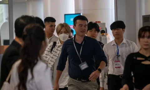 HOT: Xiumin (EXO) hạ cánh tại Nội Bài, đã 34 vẫn "hack tuổi" thần sầu
