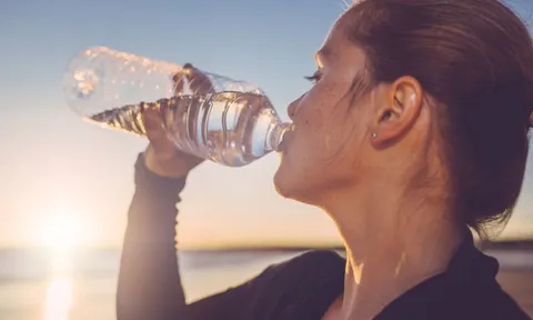 2 sai lầm khi uống nước khiến tim, thận "kiệt quệ": Nhiều người vẫn làm vào ngày nắng nóng