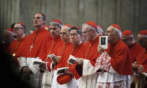 Các hồng y bước vào mật nghị bầu giáo hoàng, thế giới chờ 'làn khói trắng' từ Vatican