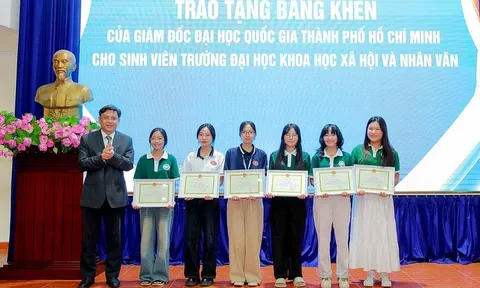 Sinh viên nhường chỗ cựu chiến binh là bình thường, sao lại tặng bằng khen?