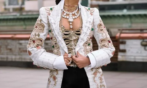 Con gái tỷ phú giàu nhất châu Á đeo trang sức 150 triệu USD dự Met Gala