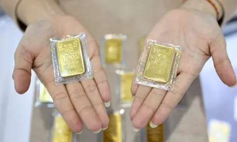 Giá vàng tiếp tục lao dốc