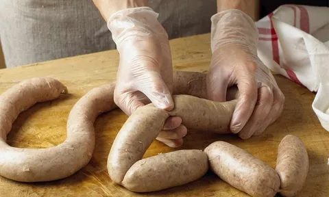 Cách làm xúc xích lợn rất dễ, giúp bạn 'né' thực phẩm bẩn