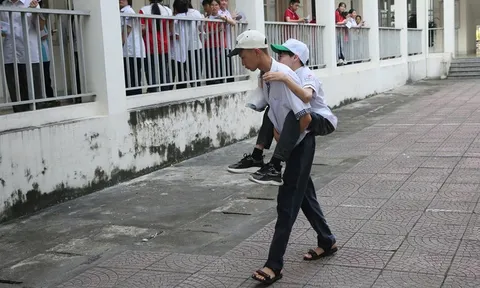 Nam sinh cõng bạn vào phòng thi ở Quảng Ninh: Gieo mầm tử tế giữa đời thường