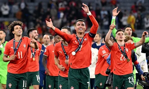Ronaldo không dám xem luân lưu, bật khóc khi Bồ Đào Nha vô địch
