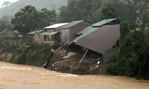 Mưa lớn làm sập nhà, cuốn trôi ôtô ở Quảng Trị