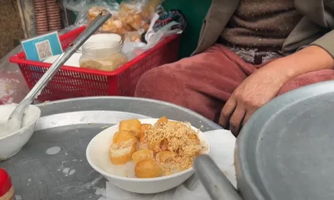 Khách Trung Quốc thử 1 món lề đường ở Việt Nam, thốt lên "ngon tuyệt", "có thể đánh bại quán michelin"