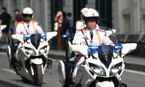 Hồ Gươm chiều cuối tuần: Hàng trăm người dân đội nắng gần 40 độ C xem lực lượng đặc nhiệm đu dây, diễn tập chống khủng bố