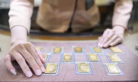 Giá vàng bất ngờ tăng dựng đứng