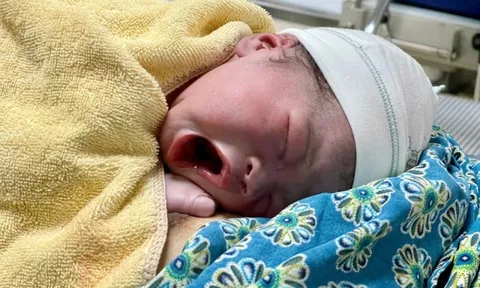 Em bé chào đời giữa tâm bão số 5 Kajiki
