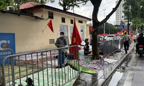 36 tiếng trước lễ diễu binh 2/9: Mẹ bầu 7 tháng mang cả sắt - canxi - DHA "đu concert", dân tình đổ bộ trung tâm Hà Nội giữ chỗ xuyên mưa nắng