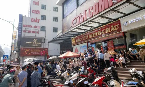 Cảnh tượng lạ lùng tại cửa hàng vàng hot nhất Hà Nội ngày hôm nay