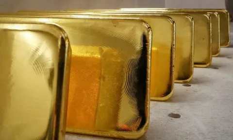 Giá vàng thế giới bất ngờ rơi thẳng đứng