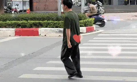 TikToker Bách Khỉ bị 'ném đá' vì quỳ lạy người đi đường câu view