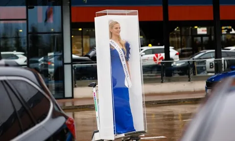 'Độc lạ' Miss Universe năm nay: Thí sinh giả làm búp bê, tự đóng gói chính mình trong hộp nhựa trong suốt