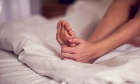 Dấu hiệu suy thận biểu hiện ở tay chân