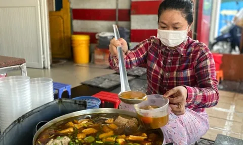 Ruồi, nhặng bâu vào đồ ăn, người bán có thể bị phạt tiền triệu