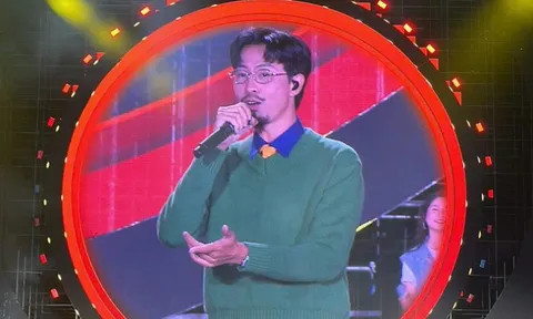 HOT: Đen chủ động nắm tay Hoàng Thuỳ Linh, trao nhau ánh mắt tình bể bình như muốn biến sân khấu thành lễ đường luôn rồi!