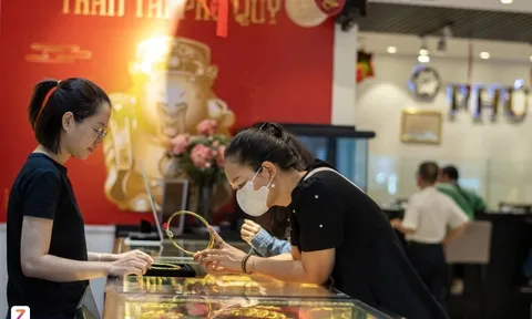 Giá vàng rớt mạnh, người mua lỗ nặng