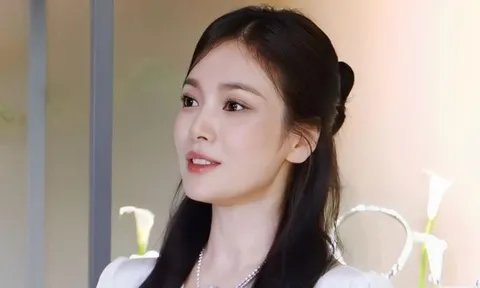 Biểu cảm lạ của Song Hye Kyo khi Son Ye Jin thắng giải Ảnh hậu