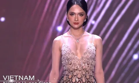 Hương Giang diện đầm dạ hội khoét sâu cực gợi cảm ở Bán kết Miss Universe, triệu khán giả vỡ òa