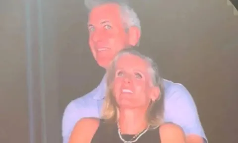 Cựu CEO bán nhà sau bê bối bị 'tóm sống' ngoại tình ở concert Coldplay