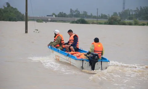 Mưa xối xả suốt đêm, hàng loạt tỉnh đối mặt nguy cơ thiên tai