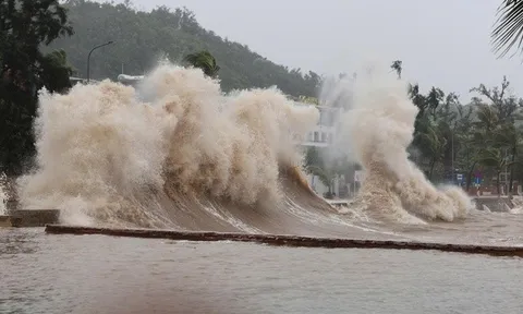 Diễn biến áp thấp nhiệt đới tiến vào Biển Đông, dự báo mạnh lên thành bão