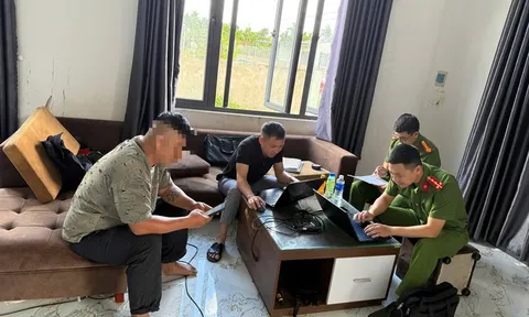 Công an triệu tập người cha xích con trong căn phòng bẩn thỉu