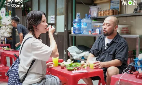 "Mợ ngố" Song Ji-hyo du hí TP HCM, sốc khi ăn trứng vịt lộn