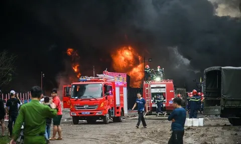 Cháy lớn tại Đà Nẵng, cột khói cuồn cuộn sau Bệnh viện Hòa Vang