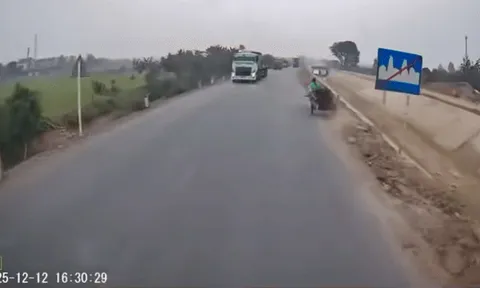 Chiếc xe máy bất ngờ bay trên đường, biết lý do dân tình lắc đầu ngán ngẩm